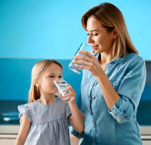 אמא ובת שותות מים מזוקקים