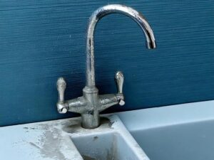 ברז מטבח עם אבנית